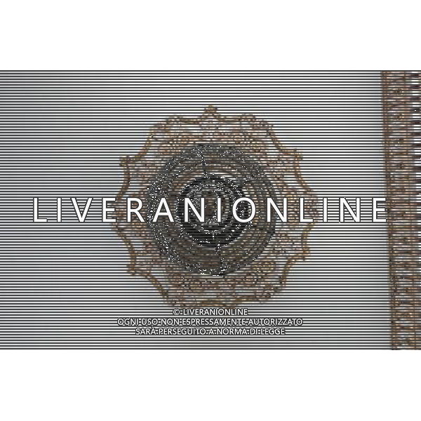 Il Palazzo del Parlamento (in rumeno: Palatul Parlamentului) a Bucarest, in Romania , con una superficie di 350.000 m , il secondo edificio pi grande del mondo per estensione e il terzo in volume. La valutazione immobiliare, non ancora ultimata,  di circa 3 miliardi di dollari. Il suo nome originale era Casa del Popolo (Casa Poporului), ma a partire dalla fine dell\'era comunista  chiamato Palazzo del Parlamento. Tuttora, comunque, molti Romeni mantengono il vecchio nome e lo chiamano Casa Poporului.
