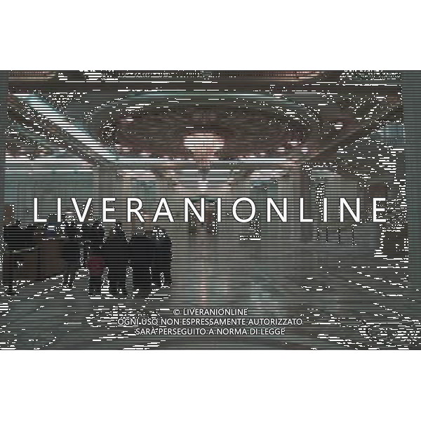 Il Palazzo del Parlamento (in rumeno: Palatul Parlamentului) a Bucarest, in Romania , con una superficie di 350.000 m , il secondo edificio pi grande del mondo per estensione e il terzo in volume. La valutazione immobiliare, non ancora ultimata,  di circa 3 miliardi di dollari. Il suo nome originale era Casa del Popolo (Casa Poporului), ma a partire dalla fine dell\'era comunista  chiamato Palazzo del Parlamento. Tuttora, comunque, molti Romeni mantengono il vecchio nome e lo chiamano Casa Poporului.