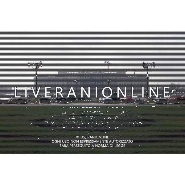 Il Palazzo del Parlamento (in rumeno: Palatul Parlamentului) a Bucarest, in Romania , con una superficie di 350.000 m , il secondo edificio pi grande del mondo per estensione e il terzo in volume. La valutazione immobiliare, non ancora ultimata,  di circa 3 miliardi di dollari. Il suo nome originale era Casa del Popolo (Casa Poporului), ma a partire dalla fine dell\'era comunista  chiamato Palazzo del Parlamento. Tuttora, comunque, molti Romeni mantengono il vecchio nome e lo chiamano Casa Poporului.