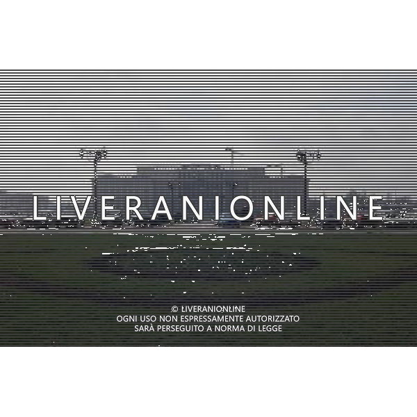 Il Palazzo del Parlamento (in rumeno: Palatul Parlamentului) a Bucarest, in Romania , con una superficie di 350.000 m , il secondo edificio pi grande del mondo per estensione e il terzo in volume. La valutazione immobiliare, non ancora ultimata,  di circa 3 miliardi di dollari. Il suo nome originale era Casa del Popolo (Casa Poporului), ma a partire dalla fine dell\'era comunista  chiamato Palazzo del Parlamento. Tuttora, comunque, molti Romeni mantengono il vecchio nome e lo chiamano Casa Poporului.