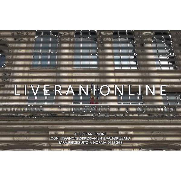 Il Palazzo del Parlamento (in rumeno: Palatul Parlamentului) a Bucarest, in Romania , con una superficie di 350.000 m , il secondo edificio pi grande del mondo per estensione e il terzo in volume. La valutazione immobiliare, non ancora ultimata,  di circa 3 miliardi di dollari. Il suo nome originale era Casa del Popolo (Casa Poporului), ma a partire dalla fine dell\'era comunista  chiamato Palazzo del Parlamento. Tuttora, comunque, molti Romeni mantengono il vecchio nome e lo chiamano Casa Poporului.