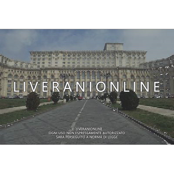 Il Palazzo del Parlamento (in rumeno: Palatul Parlamentului) a Bucarest, in Romania , con una superficie di 350.000 m , il secondo edificio pi grande del mondo per estensione e il terzo in volume. La valutazione immobiliare, non ancora ultimata,  di circa 3 miliardi di dollari. Il suo nome originale era Casa del Popolo (Casa Poporului), ma a partire dalla fine dell\'era comunista  chiamato Palazzo del Parlamento. Tuttora, comunque, molti Romeni mantengono il vecchio nome e lo chiamano Casa Poporului.