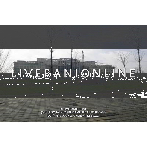 Il Palazzo del Parlamento (in rumeno: Palatul Parlamentului) a Bucarest, in Romania , con una superficie di 350.000 m , il secondo edificio pi grande del mondo per estensione e il terzo in volume. La valutazione immobiliare, non ancora ultimata,  di circa 3 miliardi di dollari. Il suo nome originale era Casa del Popolo (Casa Poporului), ma a partire dalla fine dell\'era comunista  chiamato Palazzo del Parlamento. Tuttora, comunque, molti Romeni mantengono il vecchio nome e lo chiamano Casa Poporului.