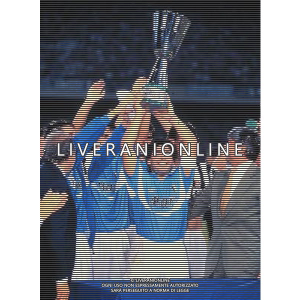 RETROSPETTIVA DIEGO ARMANDO MARADONA NELLA FOTO DIEGO ARMANDO MARADONA CON LA MAGLIA DEL NAPOLI CON LA COPPA UEFA AG ALDO LIVERANI SAS