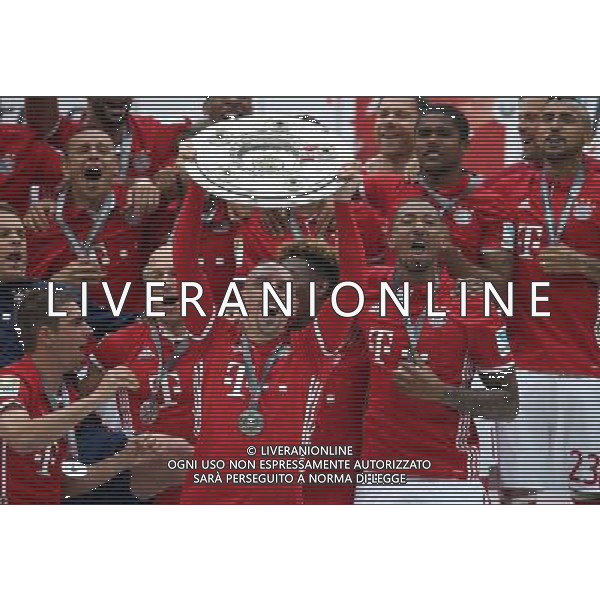 firo : 14.05.2016, Fu§ball, Saison 2015/2016, 1.Bundesliga: FC Bayern MŸnchen - Hannover 96 3:1 Deutscher Meister BAyern MŸnchen Siegerehrung Meisterfeier Franck Ribery mit Meisterschale $worldrights,Es gelten unsere AGB, einsehbar auf www.firosportphoto.de, copyright by firo sportphoto: Coesfelder Str. 207 D-48249 DŸlmen www.firosportphoto.de mail@firosportphoto.de (V o l k s b a n k B o c h u m - W i t t e n ) IBAN DE68 4306 0129 0341 1171 00 Tel: +49-2594-9916004 Fax: +49-2594-9916005 AG ALDO LIVERANI SAS ONLY ITALY