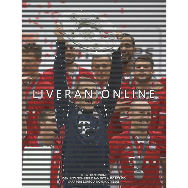 firo : 14.05.2016, Fu§ball, Saison 2015/2016, 1.Bundesliga: FC Bayern MŸnchen - Hannover 96 3:1 Deutscher Meister BAyern MŸnchen Siegerehrung MEisterfeier Manuel Neuer mit Meisterschale $worldrights,Es gelten unsere AGB, einsehbar auf www.firosportphoto.de, copyright by firo sportphoto: Coesfelder Str. 207 D-48249 DŸlmen www.firosportphoto.de mail@firosportphoto.de (V o l k s b a n k B o c h u m - W i t t e n ) IBAN DE68 4306 0129 0341 1171 00 Tel: +49-2594-9916004 Fax: +49-2594-9916005 AG ALDO LIVERANI SAS ONLY ITALY