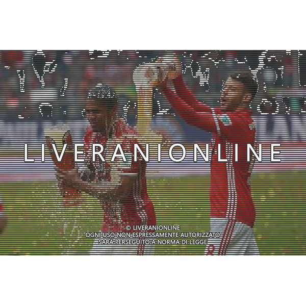firo : 14.05.2016, Fu§ball, Saison 2015/2016, 1.Bundesliga: FC Bayern MŸnchen - Hannover 96 3:1 Deutscher MEister BAyern MŸnchen Siegerehrung MEisterfeier Bierdusche fŸr Douglas Costa $worldrights,Es gelten unsere AGB, einsehbar auf www.firosportphoto.de, copyright by firo sportphoto: Coesfelder Str. 207 D-48249 DŸlmen www.firosportphoto.de mail@firosportphoto.de (V o l k s b a n k B o c h u m - W i t t e n ) IBAN DE68 4306 0129 0341 1171 00 Tel: +49-2594-9916004 Fax: +49-2594-9916005 AG ALDO LIVERANI SAS ONLY ITALY