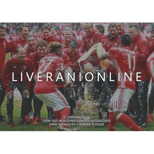 firo : 14.05.2016, Fu§ball, Saison 2015/2016, 1.Bundesliga: FC Bayern MŸnchen - Hannover 96 3:1 Deutscher MEister BAyern MŸnchen Siegerehrung MEisterfeier Trainer Pep Guardiola Bierdusche Feier von David Alaba und Douglas Costa $worldrights,Es gelten unsere AGB, einsehbar auf www.firosportphoto.de, copyright by firo sportphoto: Coesfelder Str. 207 D-48249 DŸlmen www.firosportphoto.de mail@firosportphoto.de (V o l k s b a n k B o c h u m - W i t t e n ) IBAN DE68 4306 0129 0341 1171 00 Tel: +49-2594-9916004 Fax: +49-2594-9916005 AG ALDO LIVERANI SAS ONLY ITALY