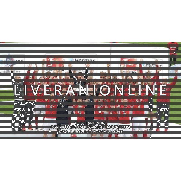 firo Fu§ball, Fussball, 14.05.2016 1. Bundesliga, 1. BL Saison 2015/2016 FCB FC Bayern MŸnchen Muenchen - Hannover 96 3:1 Mannschaftsfoto, Aufstellung, Teamfoto, Team, Mannschaft, Siegerbild, Siegerfoto, Meisterschale, Schale, Jubel, gestik, geste, FCB Philipp Lahm $worldrights Es gelten unsere AGB, einsehbar auf www.firosportphoto.de copyright by firo sportphoto: Coesfelder Str.207 48249 DŸlmen www.firosportphoto.de mail@firosportphoto.de (V o l k s b a n k B o c h u m - W i t t e n ) IBAN DE68 4306 0129 0341 1171 00 Tel:Ê 02594 - 9916004 Fax:Ê02594 - 9916005 AG ALDO LIVERANI SAS ONLY ITALY