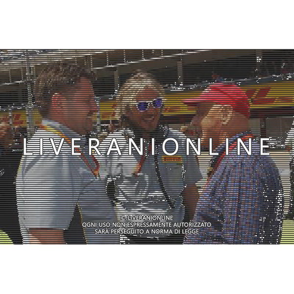 Paul Hembery (GBR) Pirelli Motorsport Director (Left) and Niki Lauda (AUT) Mercedes Non-Executive Chairman (Right) on the grid. 15.05.2016. Formula 1 World Championship, Rd 5, Spanish Grand Prix, Barcelona, Spain, Race Day. AG ALDO LIVERANI SAS ONLY ITALY