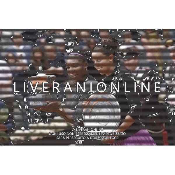Internazionali BNL d\'Italia 2016 Roma - 15.05.2016 - Foro Italico - nella foto: Serena Williams con la coppa del torneo e Madison Keys /Ph. Corradetti - AGENZIA ALDO LIVERANI SAS