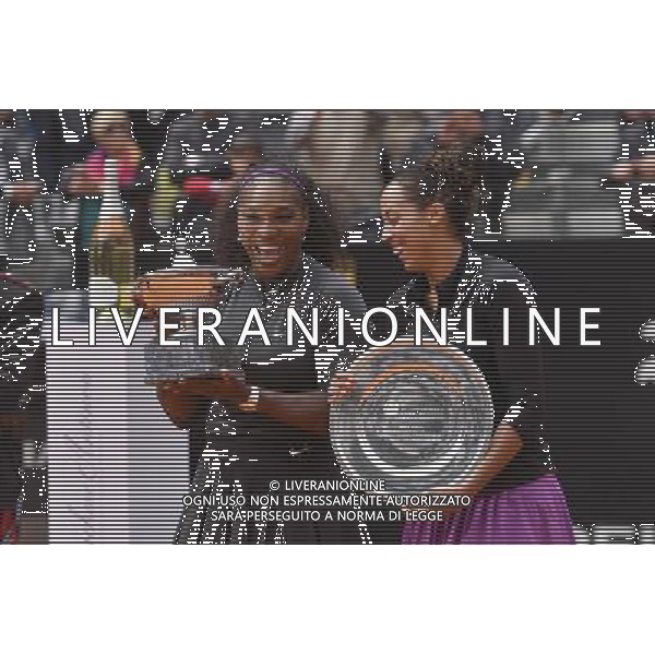 Internazionali BNL d\'Italia 2016 Roma - 15.05.2016 - Foro Italico - nella foto: Serena Williams con la coppa del torneo e Madison Keys /Ph. Corradetti - AGENZIA ALDO LIVERANI SAS
