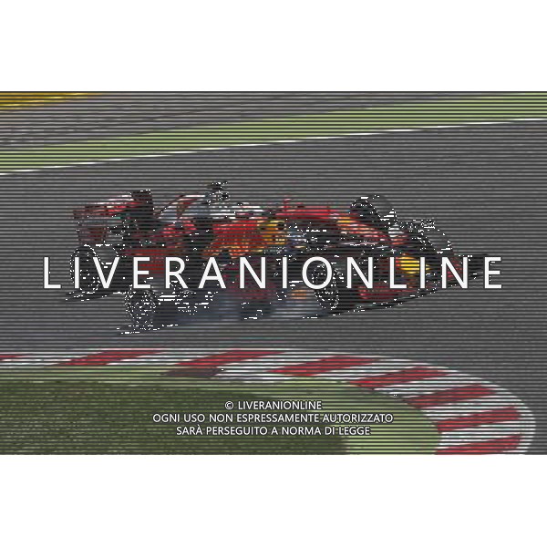 Daniel Ricciardo (AUS) Red Bull Racing RB12 and Sebastian Vettel (GER) Ferrari SF16-H battle for position. 15.05.2016. Formula 1 World Championship, Rd 5, Spanish Grand Prix, Barcelona, Spain, Race Day. 