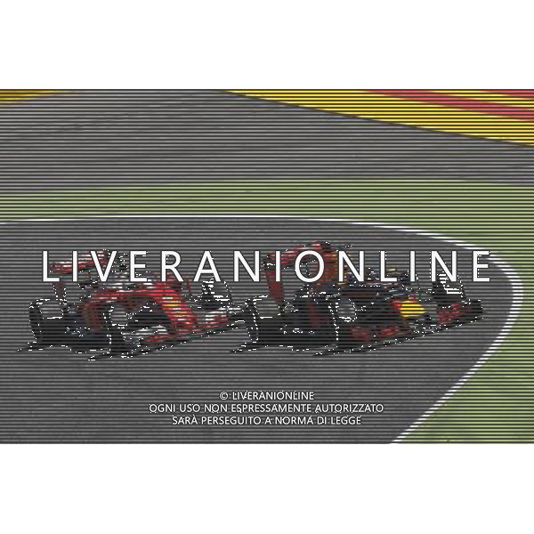 Daniel Ricciardo (AUS) Red Bull Racing RB12 and Sebastian Vettel (GER) Ferrari SF16-H battle for position. 15.05.2016. Formula 1 World Championship, Rd 5, Spanish Grand Prix, Barcelona, Spain, Race Day. 