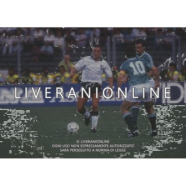RETROSPETTIVA PAUL GASCOIGNE CALCIATORE NELLA FOTO PAUL GASCOIGNE CON LA NAZIONALE INGLESE AG ALDO LIVERANI SAS