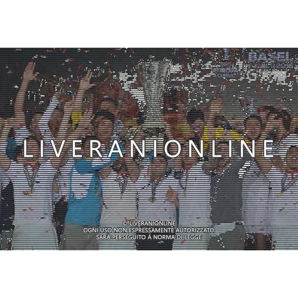 UEFA Europa League 2015/2016 Finale Basilea - 18.05.2016 Liverpool-Siviglia Nella Foto:Premiazione Reyes alza la coppa /Ph.Vitez-Ag. Aldo Liverani
