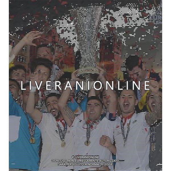 UEFA Europa League 2015/2016 Finale Basilea - 18.05.2016 Liverpool-Siviglia Nella Foto:Premiazione Reyes alza la coppa /Ph.Vitez-Ag. Aldo Liverani