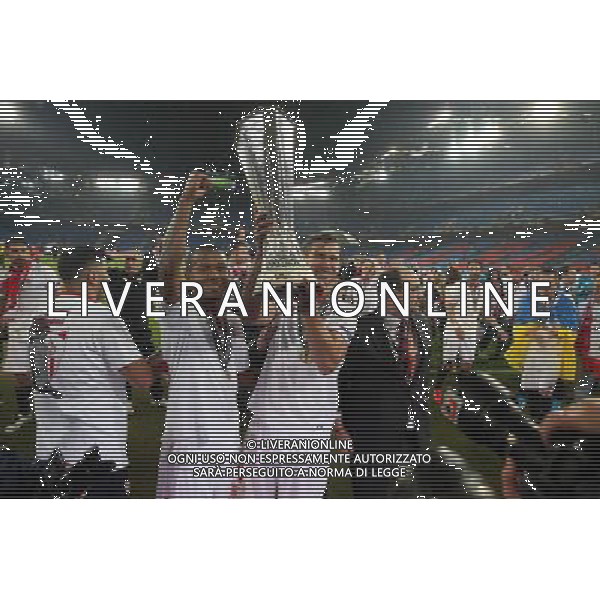 BAZYLEA 18.05.2016 MECZ FINAL LIGA EUROPY SEZON 2015/16 --- UEFA EUROPA LEAGUE FINAL MATCH IN BASEL: LIVERPOOL FC - SEVILLA FC GRZEGORZ KRYCHOWIAK PUCHAR FOT. PIOTR KUCZA/NEWSPIX.PL --- Newspix.pl / AGENZIA ALDO LIVERANI SAS - ITALY ONLY EDITORIAL USE ONLY Liverpool - Siviglia Finale UEFA Europa League 2015/2016 Basilea - 18.05.2016