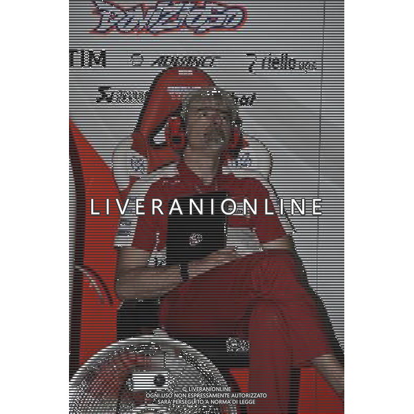 Gigi DallIgna guarda le qualificazioni al Gran premio d\'italia dalla sedia di Dovizioso FOTO G. PIAZZOLO-AG ALDO LIVERANI SAS