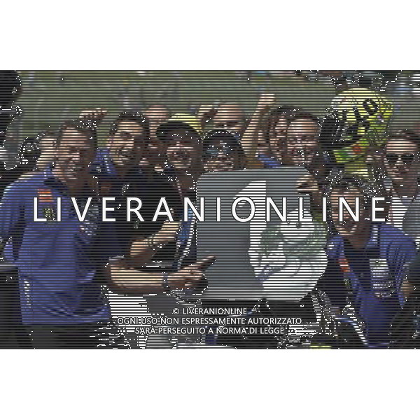 Valentino Rossi festeggia la conquista della prima posizione al Gran premio d\'italia. FOTO G. PIAZZOLO-AG ALDO LIVERANI SAS