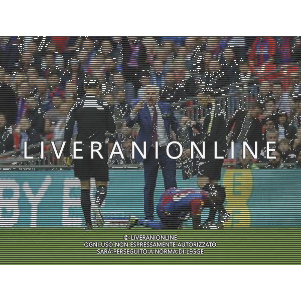 Crystal Palace manager Alan Pardew protests to Referee Mark Clattenburg after a foul on Pape N\'Diaye Souare Photographer Ashley Western/CameraSport Football - The Emirates FA Cup Final - Crystal Palace Manchester United - Saturday 21st May 2016 - Wembley - London © CameraSport - 43 Linden Ave. Countesthorpe. Leicester. England. LE8 5PG - Tel: +44 (0) 116 277 4147 - admin@camerasport.com - www.camerasport.com AG ALDO LIVERANI SAS ONLY ITALY