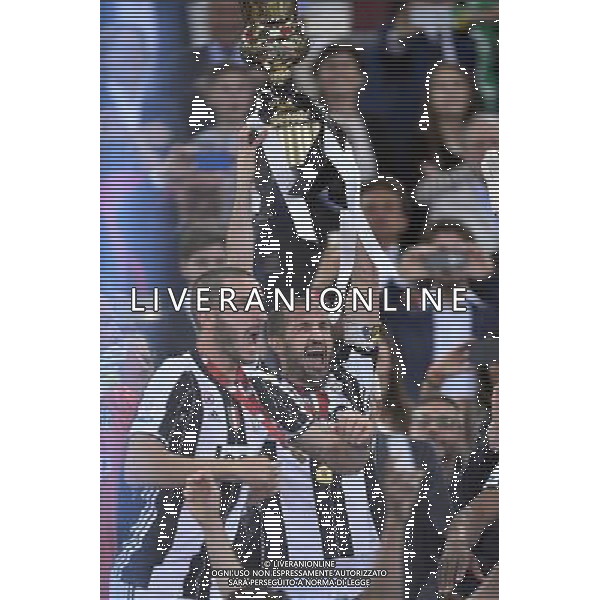 Finale TIM CUP 2015-2016 Milan vs Juventus - Roma - 21.05.2015 - nella foto: Giorgio Chiellini alza la Coppa / Ph. Corradetti - AGENZIA ALDO LIVERANI SAS