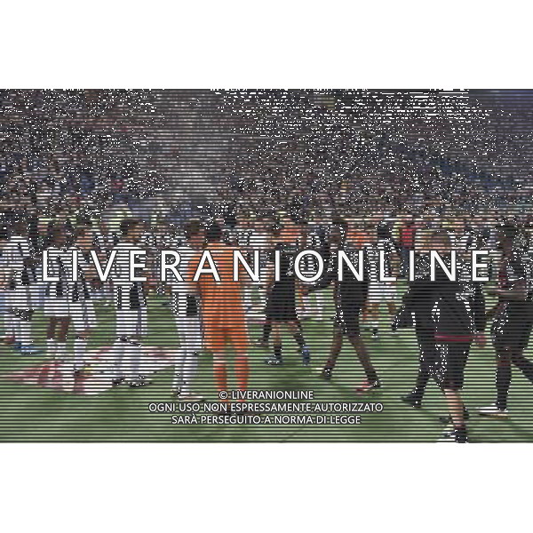 Finale TIM CUP 2015-2016 Milan vs Juventus - Roma - 21.05.2015 - nella foto: i giocatori della Juventus applaudono i giocatori del Milan / Ph. Corradetti - AGENZIA ALDO LIVERANI SAS