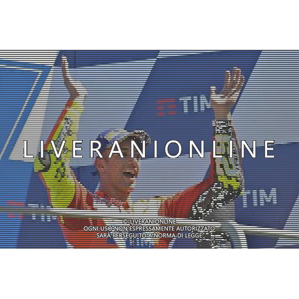 Andrea Iannone celbra iesulta per il terzo posto dal podio FOTO G-PIAZZOLLA-AG ALDO LIVERANI SAS