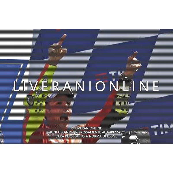 Andrea Iannone celbra iesulta per il terzo posto dal podio FOTO G-PIAZZOLLA-AG ALDO LIVERANI SAS