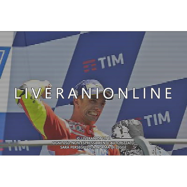 Andrea Iannone celbra iesulta per il terzo posto dal podio FOTO G-PIAZZOLLA-AG ALDO LIVERANI SAS