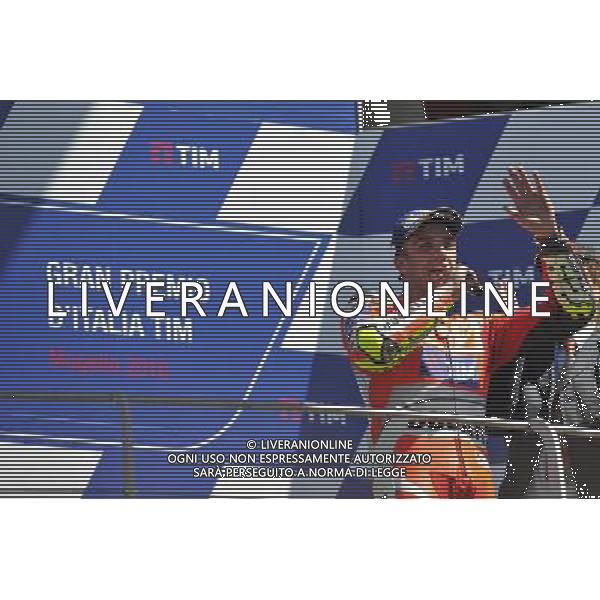 Andrea Iannone saluta i tifosi dopo il podio FOTO G-PIAZZOLLA-AG ALDO LIVERANI SAS