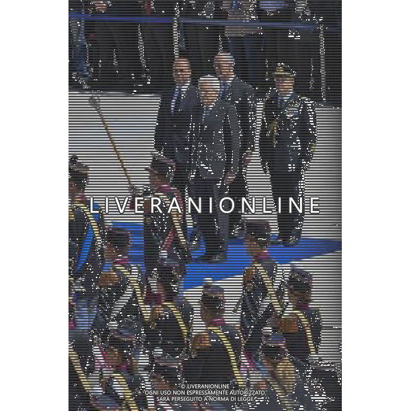 Cerimonia celebrativa del 164 anniversario della fondazione della Polizia di Stato - Roma 25.05.2016 - Caserma \' Ferdinando di Savoia \' - nella foto: Sergio Mattarella passa in rassegna i corpi schierati con Angelino Alfano e Franco Gabrielli / Ph. Corradetti - AGENZIA ALDO LIVERANI SAS