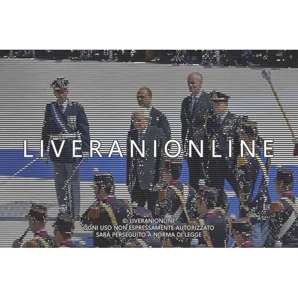 Cerimonia celebrativa del 164 anniversario della fondazione della Polizia di Stato - Roma 25.05.2016 - Caserma \' Ferdinando di Savoia \' - nella foto: Sergio Mattarella passa in rassegna i corpi schierati con Angelino Alfano e Franco Gabrielli / Ph. Corradetti - AGENZIA ALDO LIVERANI SAS
