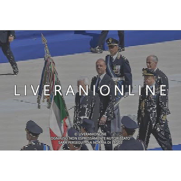 Cerimonia celebrativa del 164 anniversario della fondazione della Polizia di Stato - Roma 25.05.2016 - Caserma \' Ferdinando di Savoia \' - nella foto: Sergio Mattarella passa in rassegna i corpi schierati con Angelino Alfano e Franco Gabrielli / Ph. Corradetti - AGENZIA ALDO LIVERANI SAS