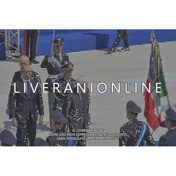 Cerimonia celebrativa del 164 anniversario della fondazione della Polizia di Stato - Roma 25.05.2016 - Caserma \' Ferdinando di Savoia \' - nella foto: Sergio Mattarella rende omaggio alla bandiera della Polizia di Stato / Ph. Corradetti - AGENZIA ALDO LIVERANI SAS