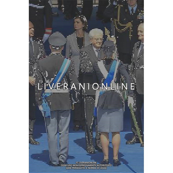 Cerimonia celebrativa del 164 anniversario della fondazione della Polizia di Stato - Roma 25.05.2016 - Caserma \' Ferdinando di Savoia \' - nella foto: Sergio Mattarella depone la medaglia d\'oro sulla bandiera della Polizia di Stato / Ph. Corradetti - AGENZIA ALDO LIVERANI SAS