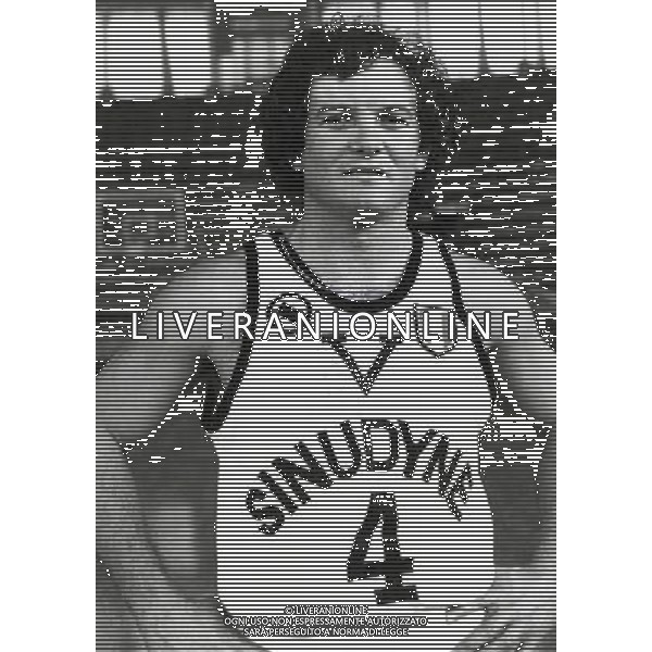 RETROSPETTIVA CARLO CAGLIERIS GIOCATORE BASKET NELLA FOTO CARLO CAGLIERIS CON LA MAGLIA DELLA SINUDYNE BOLOGNA AG ALDO LIVERANI SAS