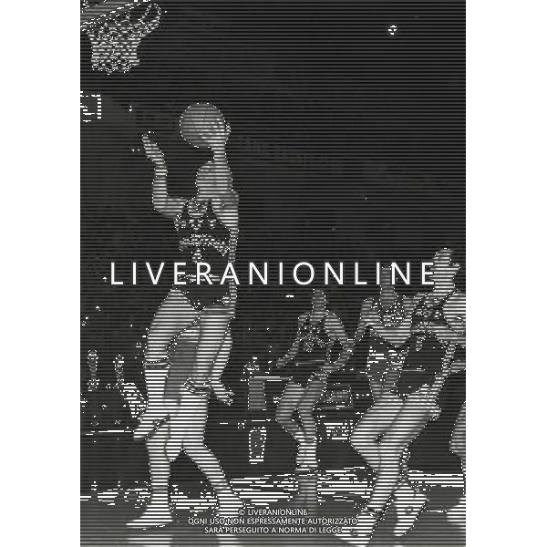 RETROSPETTIVA CARLO CAGLIERIS GIOCATORE BASKET NELLA FOTO CARLO CAGLIERIS CON LA MAGLIA DELLA SINUDYNE BOLOGNA AG ALDO LIVERANI SAS