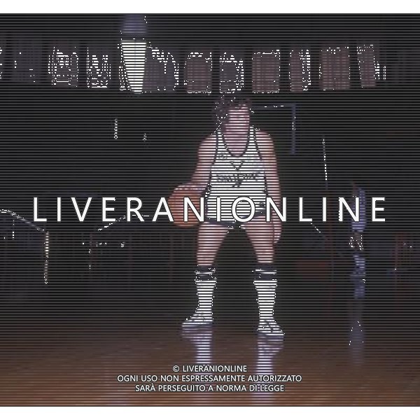RETROSPETTIVA CARLO CAGLIERIS GIOCATORE BASKET NELLA FOTO CARLO CAGLIERIS CON LA MAGLIA DELLA SINUDYNE BOLOGNA AG ALDO LIVERANI SAS