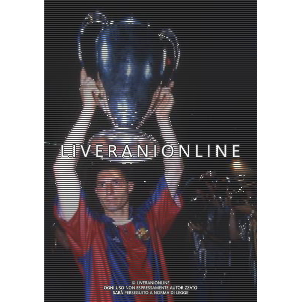 RETROSPETTIVA DANIELE MASSARO CALCIATORE NELLA FOTO DANIELE MASSARO CON LA COPPA DEI CAMPIONI VINTA CON IL BARCELLONA AG ALDO LIVERANI SAS
