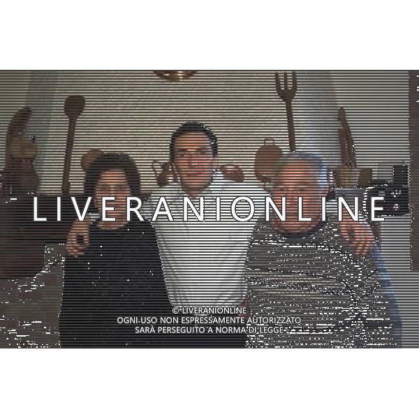 RETROSPETTIVA MAURO PORPORA ATLETA PARAOLIMPICO MEDAGLIA D\'ORO A SIDNEY NELLA FOTO MAURO PORPORA CON I SUOI FAMIGLIARI AG ALDO LIVERANI SAS