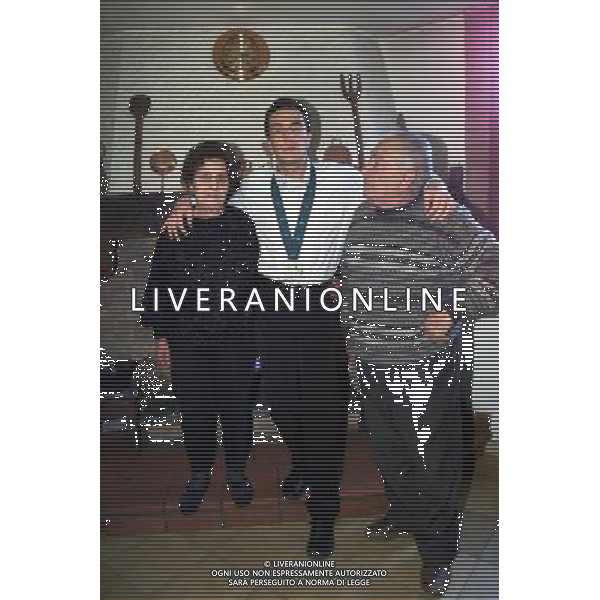 RETROSPETTIVA MAURO PORPORA ATLETA PARAOLIMPICO MEDAGLIA D\'ORO A SIDNEY NELLA FOTO MAURO PORPORA CON I SUOI FAMIGLIARI AG ALDO LIVERANI SAS