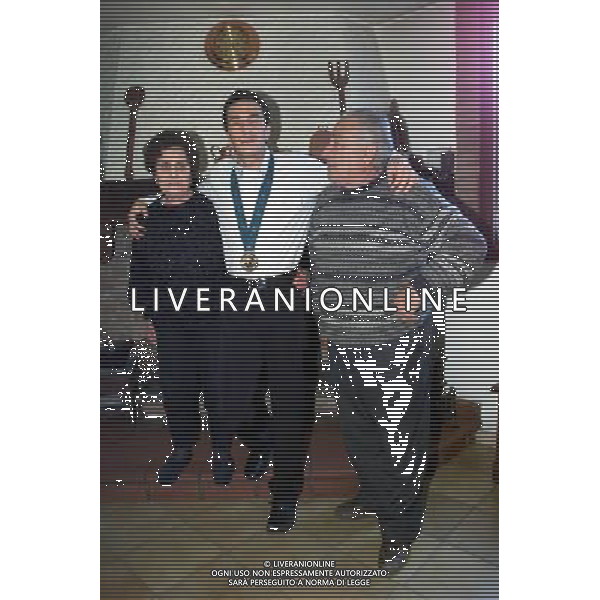 RETROSPETTIVA MAURO PORPORA ATLETA PARAOLIMPICO MEDAGLIA D\'ORO A SIDNEY NELLA FOTO MAURO PORPORA CON I SUOI FAMIGLIARI AG ALDO LIVERANI SAS