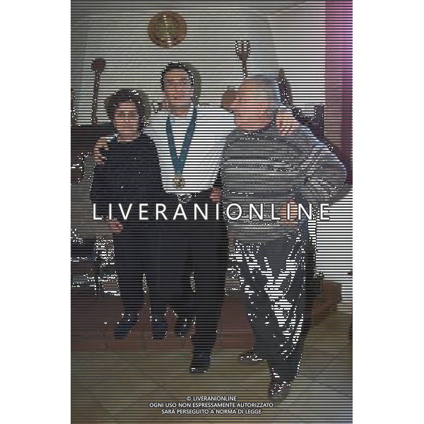 RETROSPETTIVA MAURO PORPORA ATLETA PARAOLIMPICO MEDAGLIA D\'ORO A SIDNEY NELLA FOTO MAURO PORPORA CON I SUOI FAMIGLIARI AG ALDO LIVERANI SAS