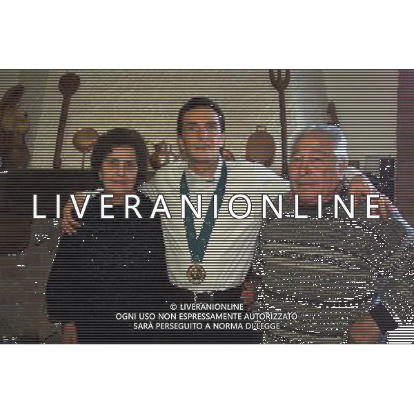 RETROSPETTIVA MAURO PORPORA ATLETA PARAOLIMPICO MEDAGLIA D\'ORO A SIDNEY NELLA FOTO MAURO PORPORA CON I SUOI FAMIGLIARI AG ALDO LIVERANI SAS