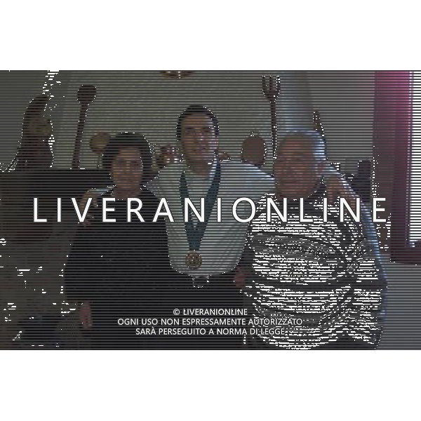 RETROSPETTIVA MAURO PORPORA ATLETA PARAOLIMPICO MEDAGLIA D\'ORO A SIDNEY NELLA FOTO MAURO PORPORA CON I SUOI FAMIGLIARI AG ALDO LIVERANI SAS