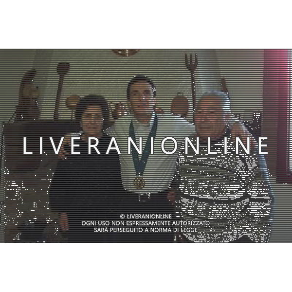 RETROSPETTIVA MAURO PORPORA ATLETA PARAOLIMPICO MEDAGLIA D\'ORO A SIDNEY NELLA FOTO MAURO PORPORA CON I SUOI FAMIGLIARI AG ALDO LIVERANI SAS