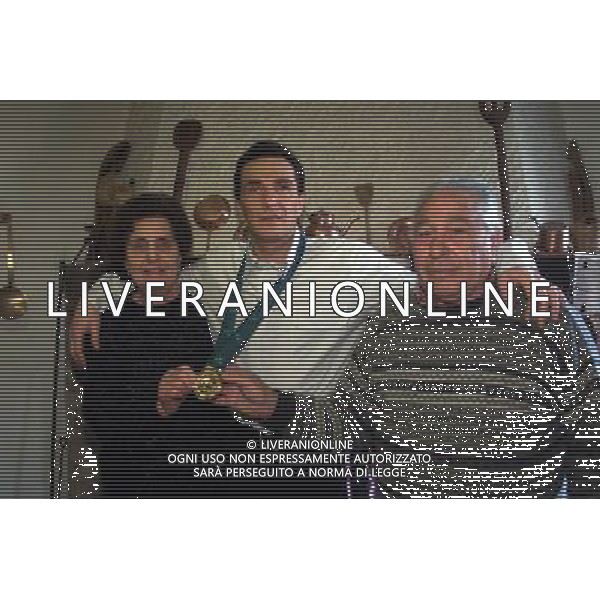 RETROSPETTIVA MAURO PORPORA ATLETA PARAOLIMPICO MEDAGLIA D\'ORO A SIDNEY NELLA FOTO MAURO PORPORA CON I SUOI FAMIGLIARI AG ALDO LIVERANI SAS