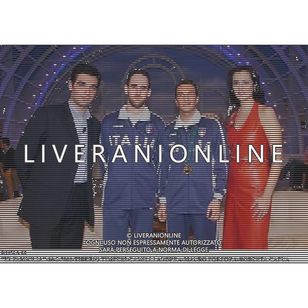 ROMA,16-3-2001\'IN FAMIGLIA\' RAI UNO- OSPITE DELLA TRASMISSIONE CONDOTTA DA TIBERIO TIMPERI E ROBERTA CAPUA, L\'OLIMPIONICO DI SIDNEY NELLA SEZIONE CIECHI, MAURO PORPORA ACCOMPAGNATO DA ANDREA CAMILLI SUO COLLABORATORE DURANTE LE GARE DI ATLETICA. AG ALDO LIVERANI SAS