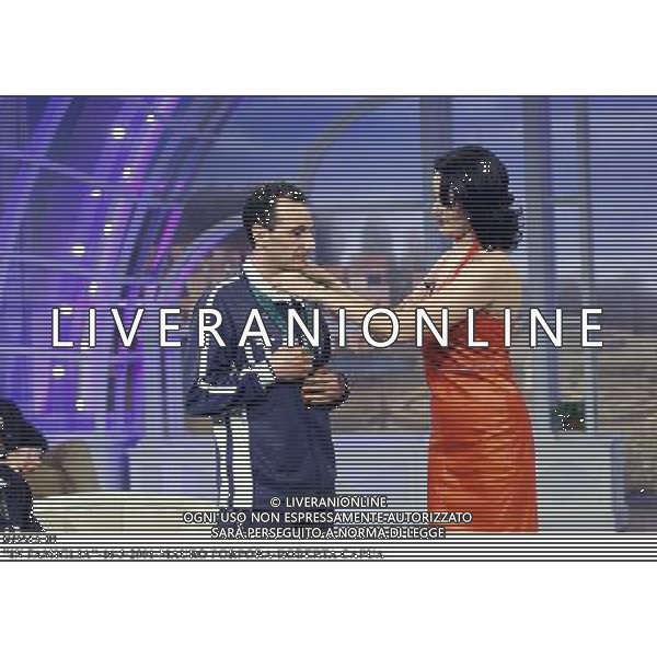 ROMA,16-3-2001\'IN FAMIGLIA\' RAI UNO- OSPITE DELLA TRASMISSIONE CONDOTTA DA TIBERIO TIMPERI E ROBERTA CAPUA, L\'OLIMPIONICO DI SIDNEY NELLA SEZIONE CIECHI, MAURO PORPORA ACCOMPAGNATO DA ANDREA CAMILLI SUO COLLABORATORE DURANTE LE GARE DI ATLETICA. AG ALDO LIVERANI SAS